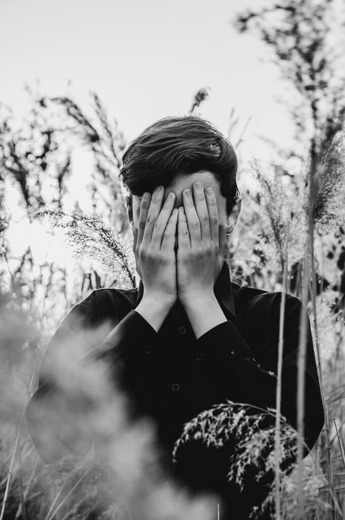 HSPがすぐ涙が出る原因とは何ですか？